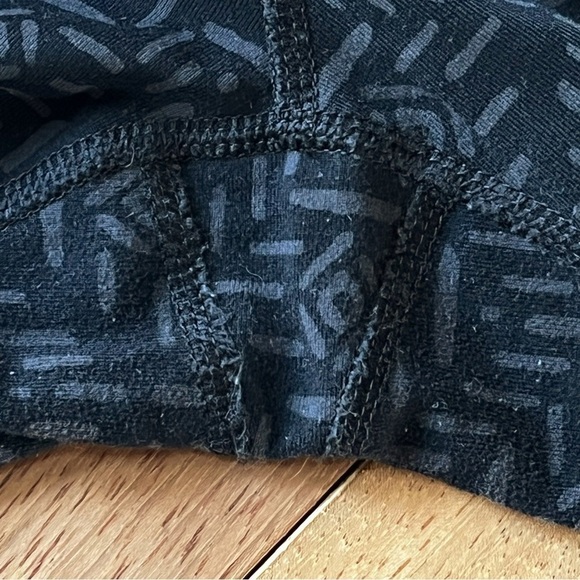 Lucy Powermax Gray Black Geometric Tribal Crop Leggings XS - Picture 7 of 8